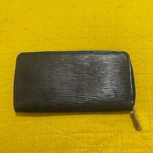 Louis Vuitton zippy Epi leather wallet